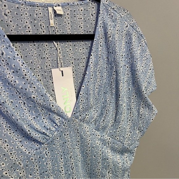 Cropped Flower Printed V Neck Top - Picture 3 of 3